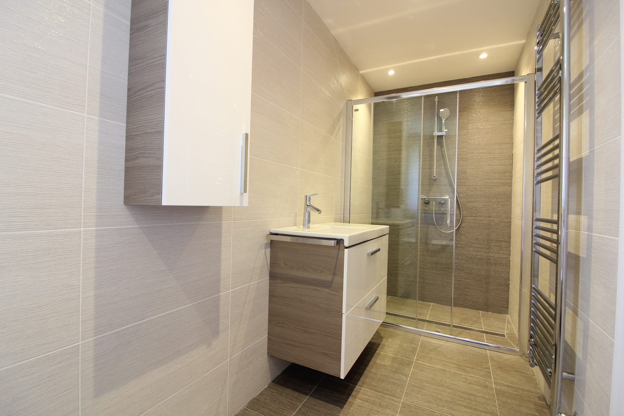 Modern tiled clarendon bathroom
