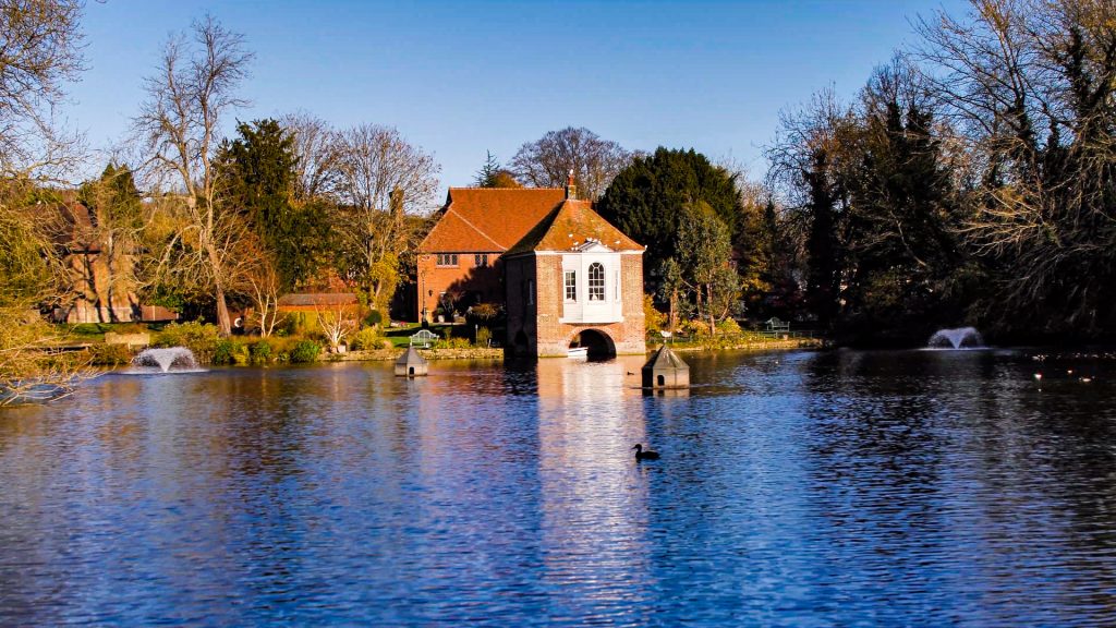 Blue lake with ducks and a house in Harrietsham