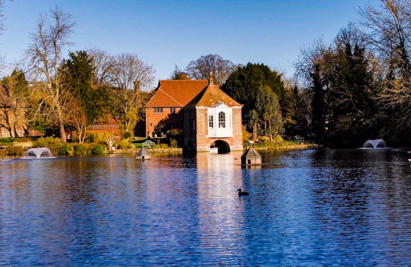 Blue lake with ducks and a house in Harrietsham