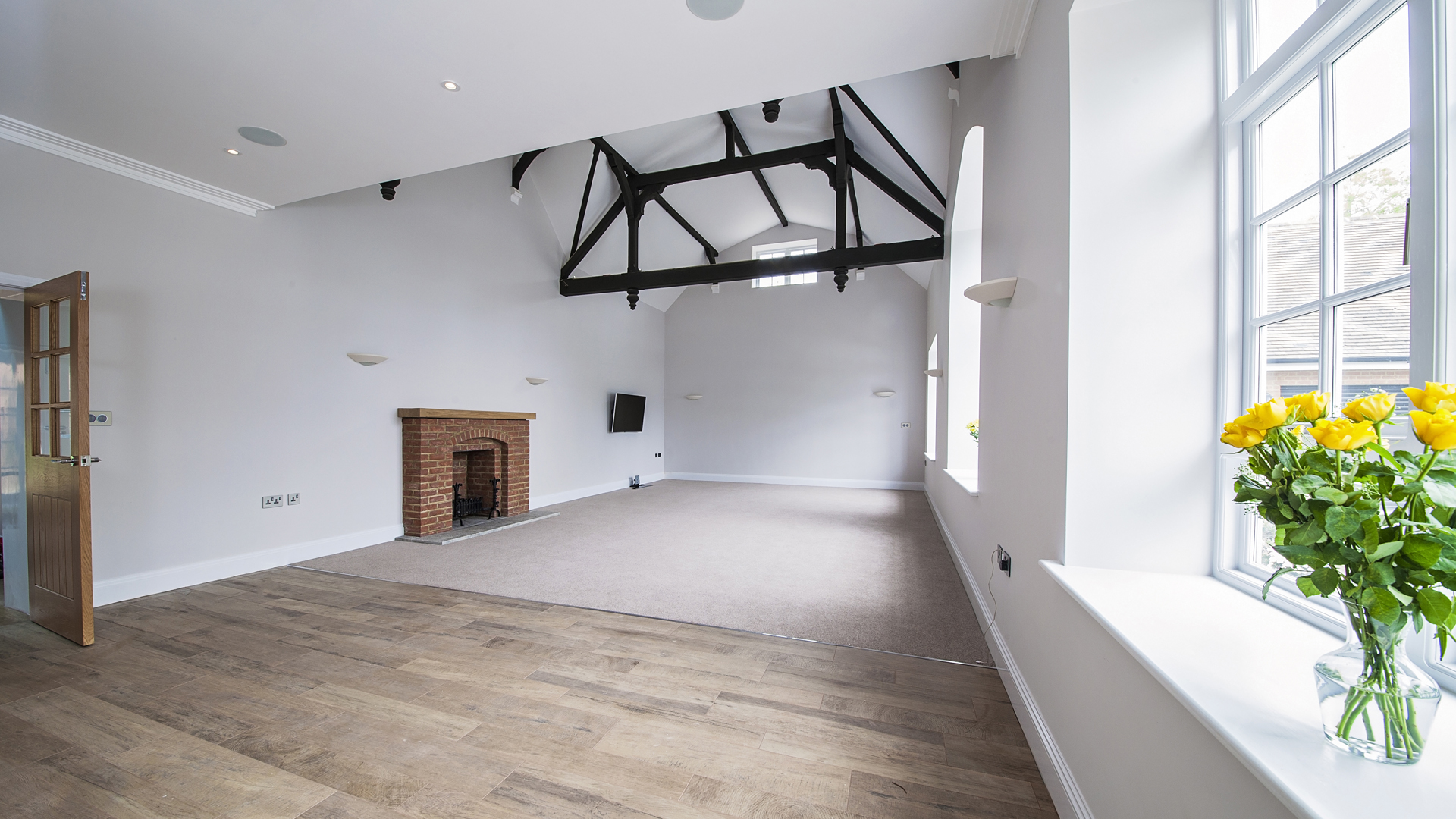 Empty living room with supporting beams